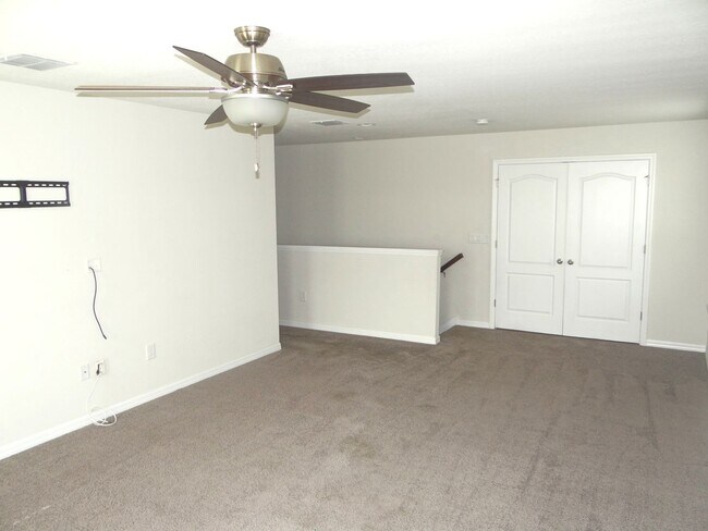 Building Photo - Spacious family home - 4 bedroom, 2.5 bath