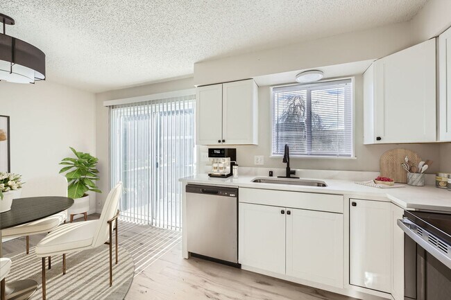 Building Photo - Breathtaking Renovation! Oversized 2 Bed 1...
