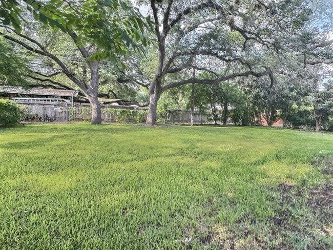 Building Photo - 635 Rockhill Dr