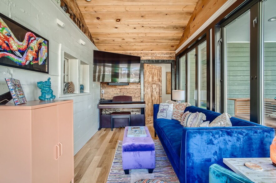 Building Photo - 835 Urban St