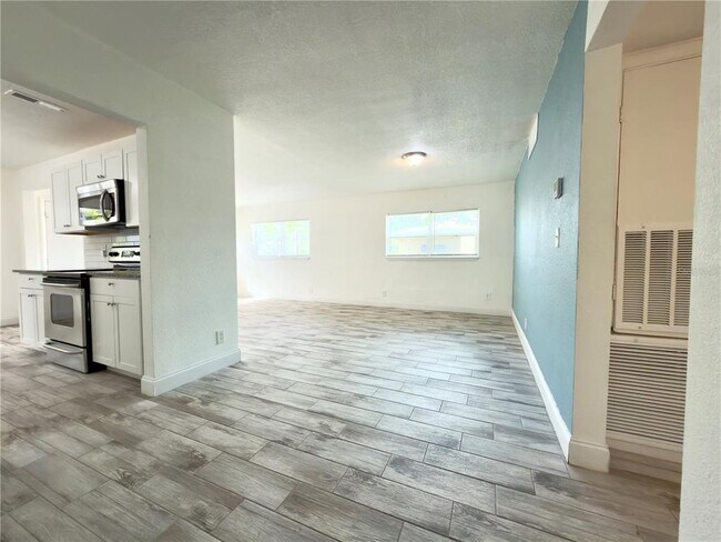 Building Photo - 1227 Bloxam Ave