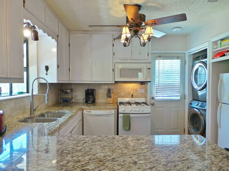 Building Photo - 123 Nicole Ln