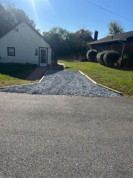 Building Photo - 5600 White Oak Dr