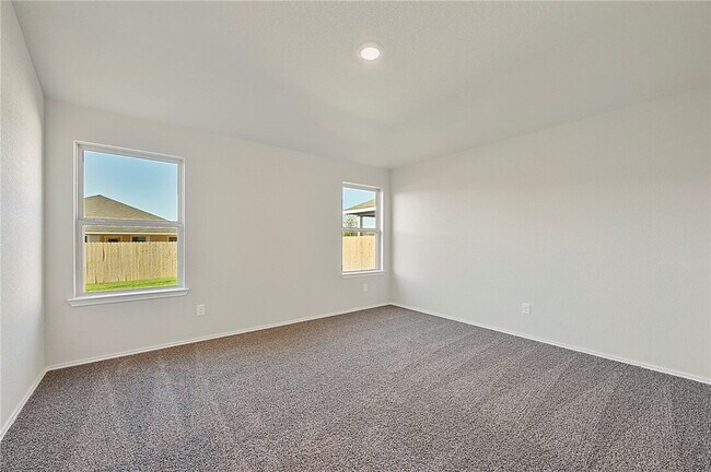 Building Photo - Small city charm close to big city commute!