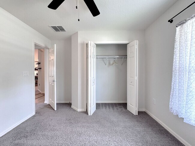 Building Photo - Beautiful 4-Bedroom, 2-Bathroom home - Sol...