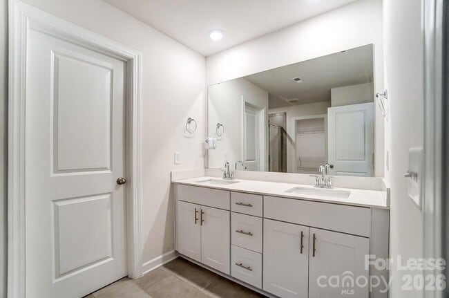 Building Photo - 3026 Lisburn St