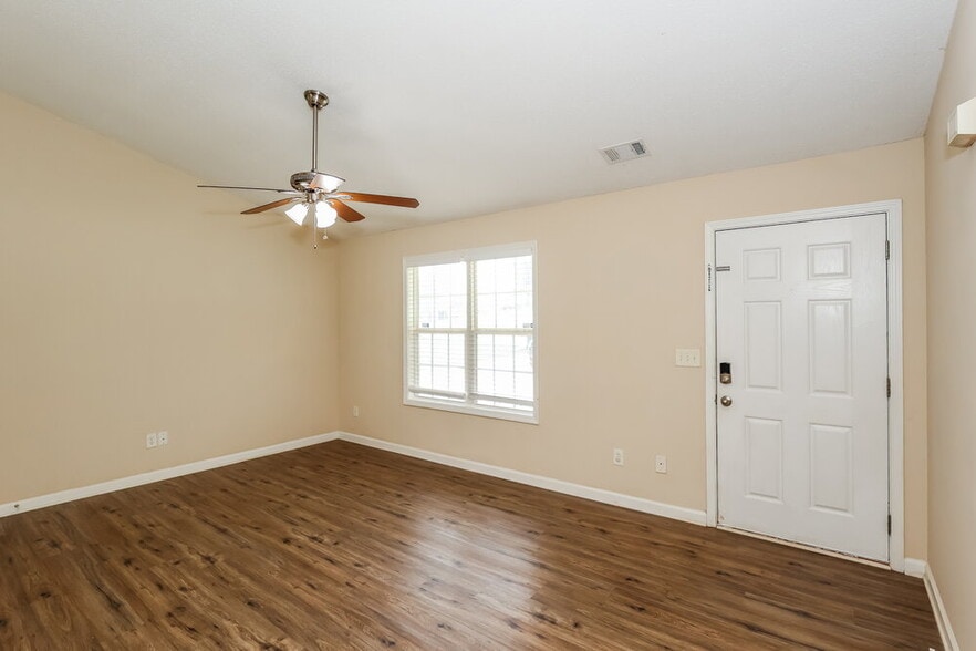 Building Photo - 43 Thorn Thicket Way