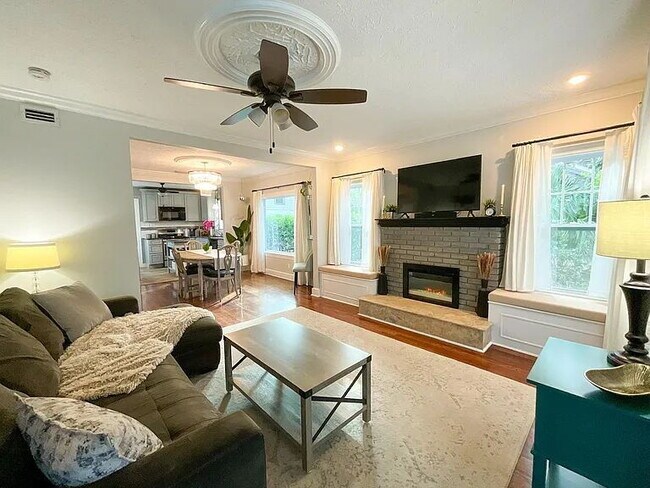 Building Photo - Fully Furnished Downtown St. Pete Craftsman | Walk to Hospitals & Waterfront