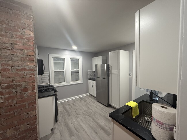 Kitchen 1/2 - 316 S Collingwood Ave