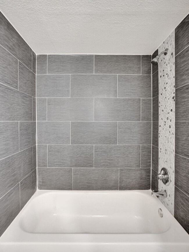Building Photo - 3 BED/2BATH