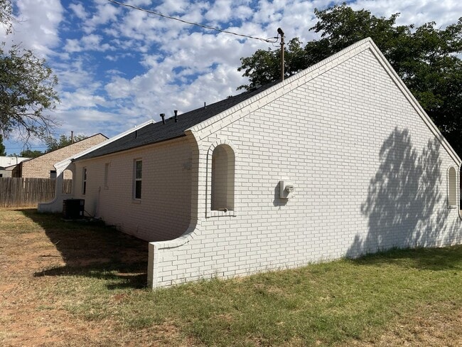 Building Photo - Fresh-Start Haven – Move-In Ready 3-Bed Gem!