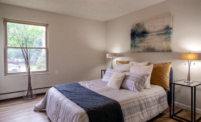 Primary Photo - Beautiful Updated 2 Bed 1 Bath Condo by Fo...