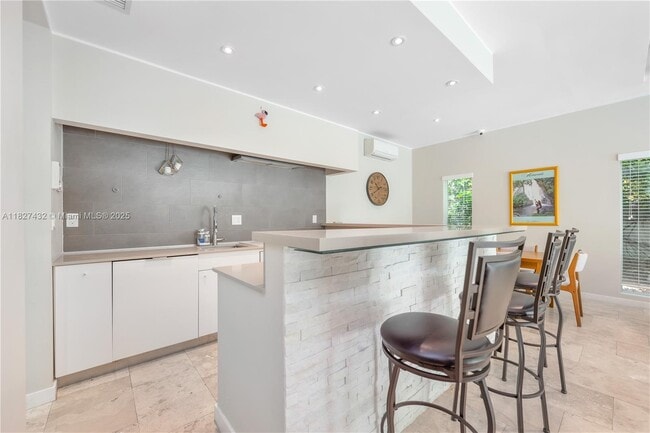 Building Photo - 472 Minola Dr