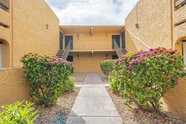 Building Photo - Charming Old Town Scottsdale Condo with Re...