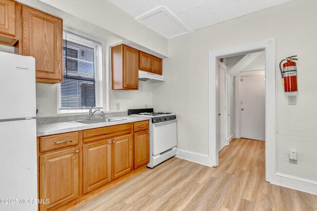 Building Photo - 203 13th Ave