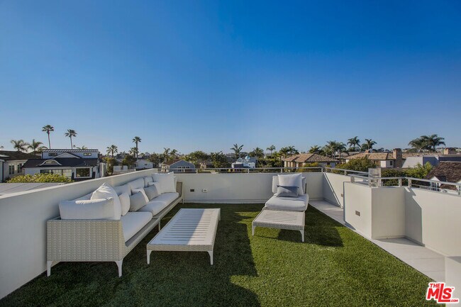 Building Photo - 2105 E Balboa Blvd