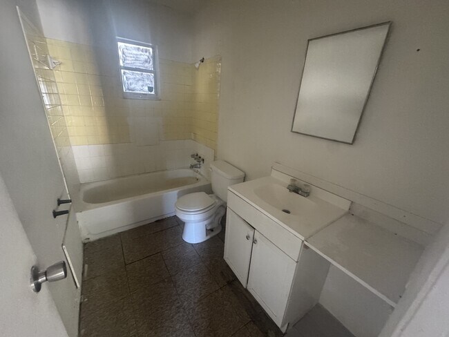 Building Photo - 402 Terry St