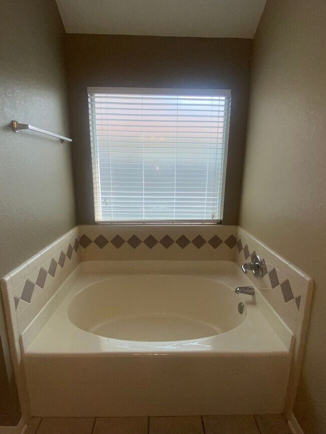 Building Photo - 4 BEDROOM BELTON ISD