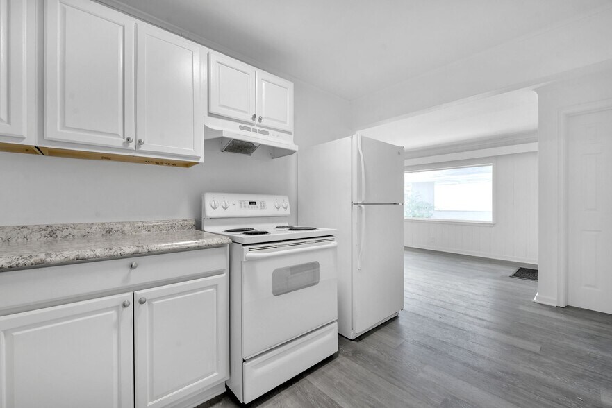Building Photo - 2383 Hiawatha Park Dr