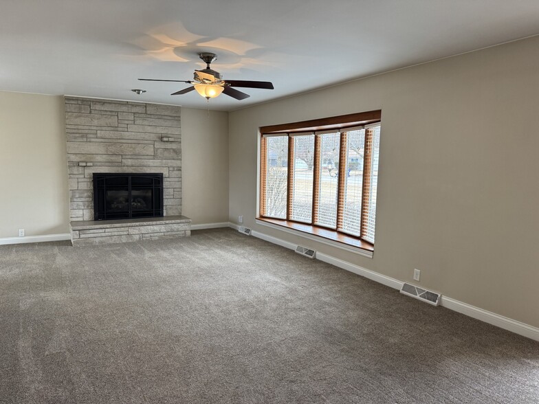 Building Photo - 233 Manor Dr