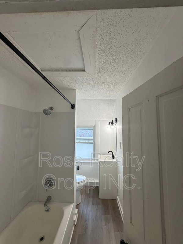 Building Photo - 1121 Delence St