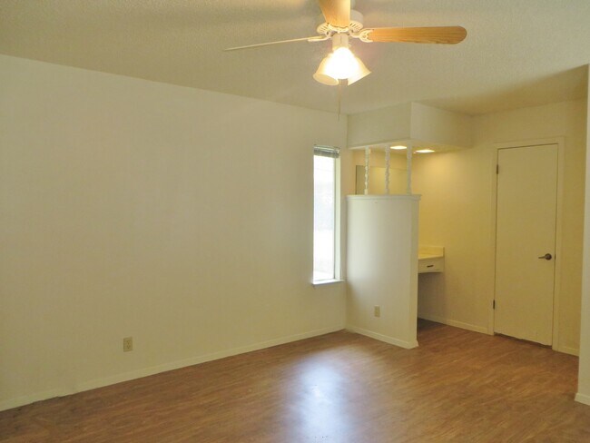 Building Photo - 3 Bedroom 2 Bathroom Georgetown Home