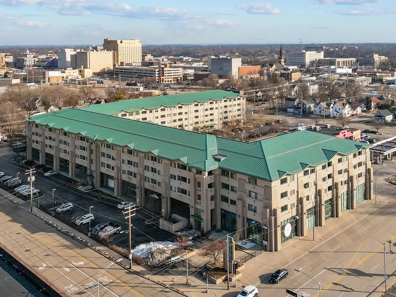 Building Photo - 400 N Richmond St