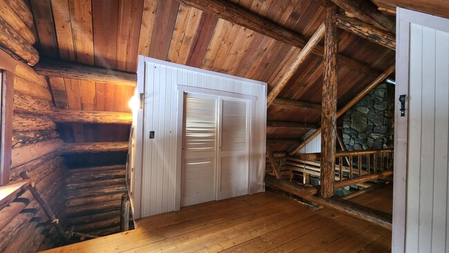 Building Photo - Beautiful Log Cabin in Condon