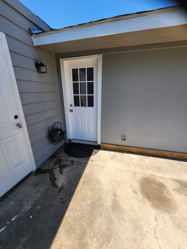 Building Photo - 2677 Gessner Rd