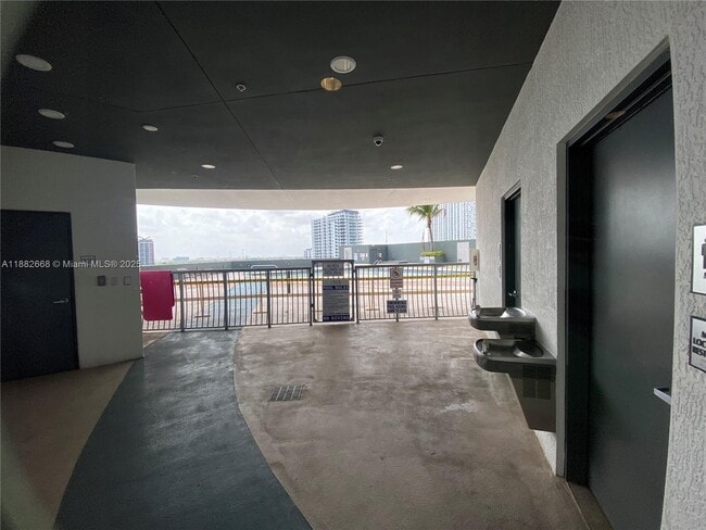 Building Photo - 1750 N Bayshore Dr