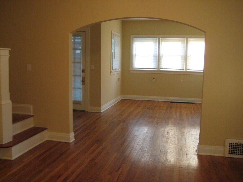 Building Photo - 2577 E 127th St