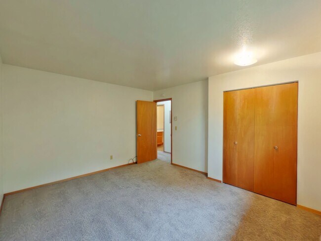 Building Photo - 2 Bed with Carport! Walk to MSU! Pet Frien...