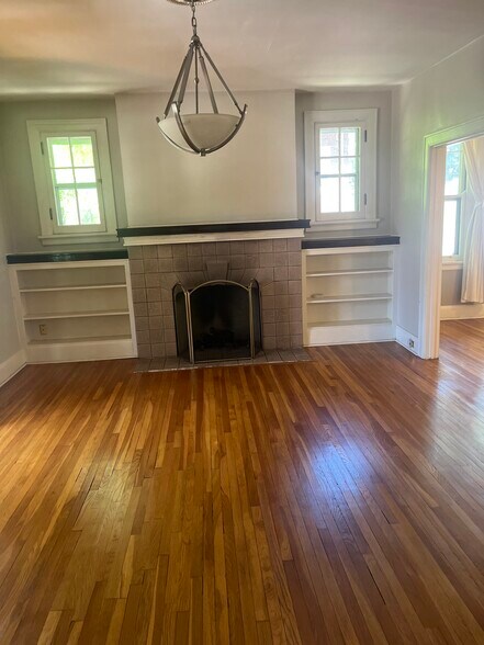 Fireplace TVm room - 1346 Delta Ave