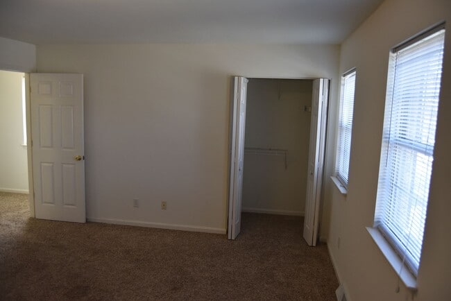 Building Photo - End Row Townhome w/ Garage