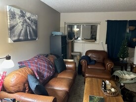 Building Photo - 451 Golden Cir