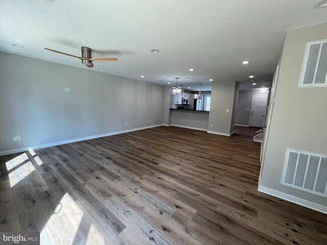 Building Photo - 350 W 11th St