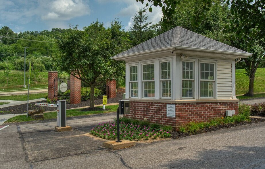 Gated Entry - 415 Stockton Rdg