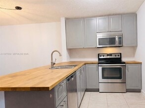 Building Photo - 614 Woodgate Cir