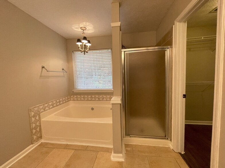 Building Photo - 3790 Oak Park Dr