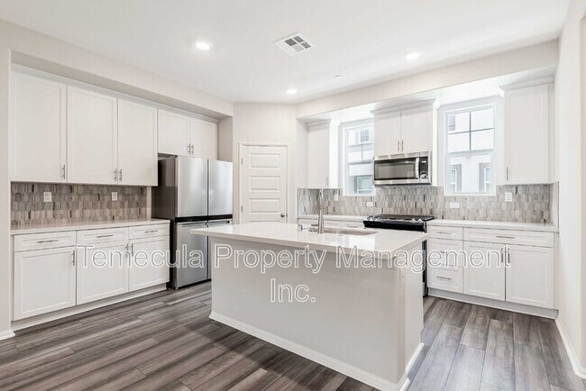 Building Photo - 28048 Oakdale Dr