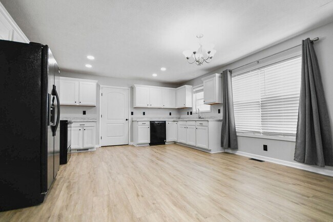 Building Photo - Dog Friendly Three Bedroom!