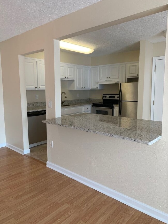 Building Photo - 2nd story, 2/1, updated unit on the Winter Park/Maitland border!!