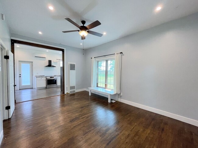 Building Photo - Updated 2 bedroom home