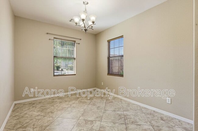 Building Photo - 824 E Jacob St