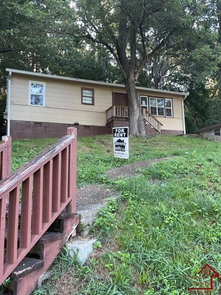 Building Photo - 712 Bronson St