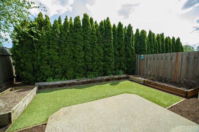 Building Photo - Newer Construction Townhome in Canby