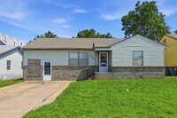 Building Photo - 3 Bed | 1.5 Bath | Close to Downtown & Airport