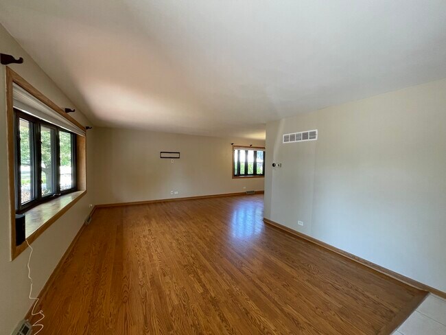 Building Photo - 5S509 Campbell Dr