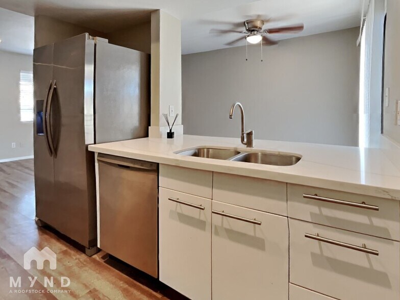 Building Photo - 1404 W La Jolla Dr