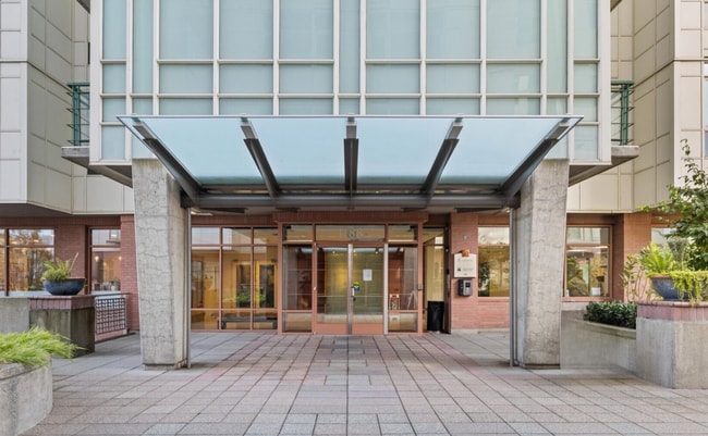 Building Photo - Beautiful Palazzo condo in the heart of downtown Bellevue!
